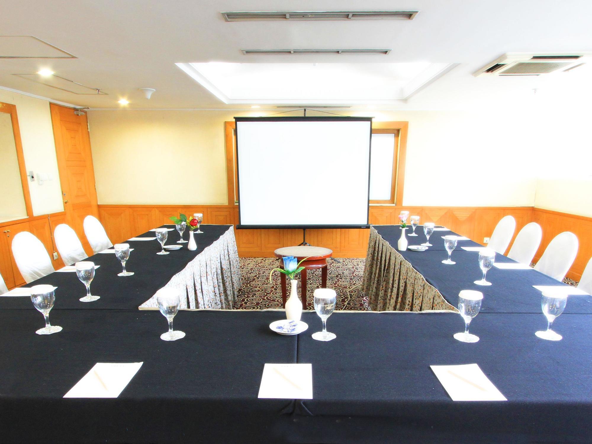 Treva International Hotel Jakarta Exterior photo