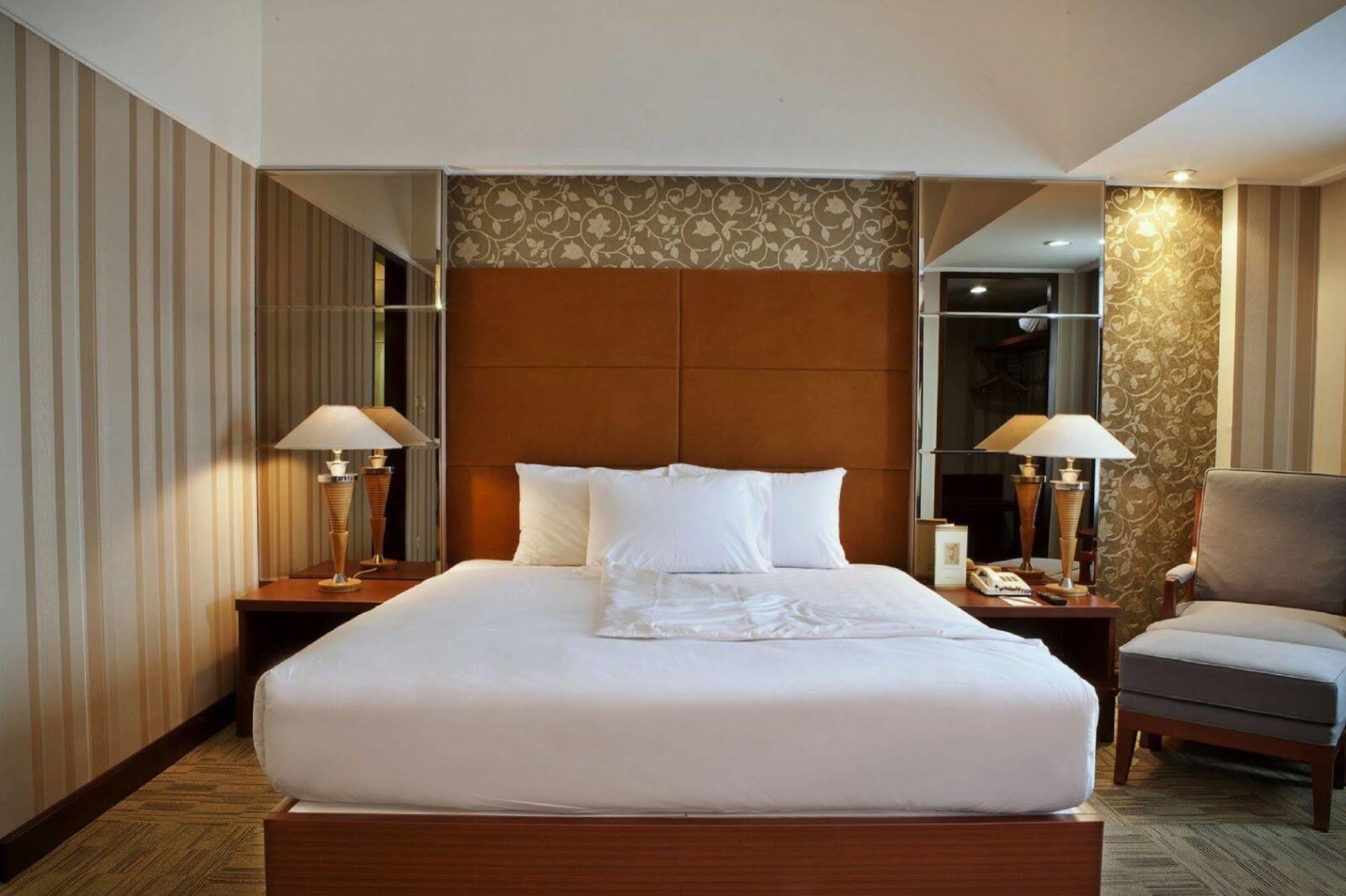 Treva International Hotel Jakarta Exterior photo